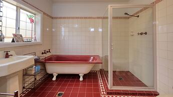 Charles Rasp Motor Inn & Cottages