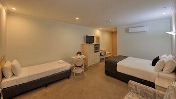 Charles Rasp Motor Inn & Cottages