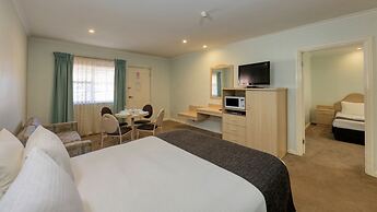 Charles Rasp Motor Inn & Cottages