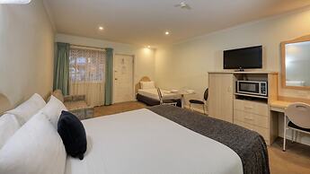 Charles Rasp Motor Inn & Cottages