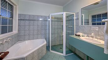 Charles Rasp Motor Inn & Cottages