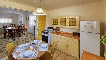 Charles Rasp Motor Inn & Cottages