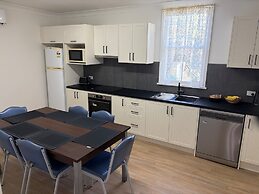 Charles Rasp Motor Inn & Cottages