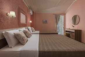 Ouzas Luxury Hotel