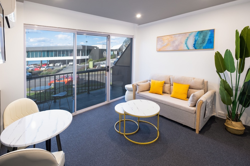 Mollymook Shored Hotel