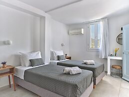 Akrotiri Hotel