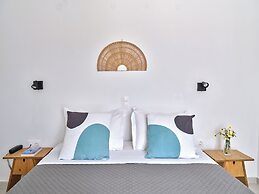 Akrotiri Hotel