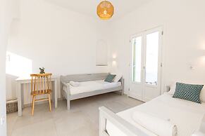 Akrotiri Hotel