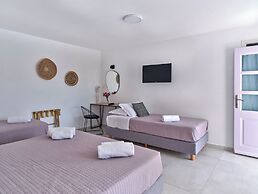 Akrotiri Hotel