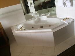 Foxwood Inn & Suites