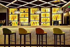 Maximilan DaNang Beach Hotel