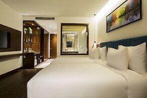 Maximilan DaNang Beach Hotel