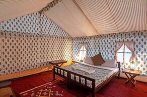 Rajwada Desert Camp by Park Tree