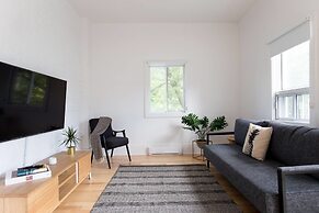 Stylish & Unique 3 Bdr Flat With Parking!