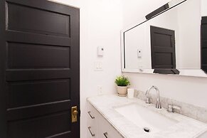 Stylish & Unique 3 Bdr Flat With Parking!