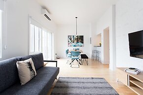 Stylish & Unique 3 Bdr Flat With Parking!