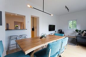 Stylish & Unique 3 Bdr Flat With Parking!