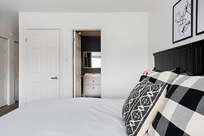 Commodious Condominium in Tranquil Lakeside Setting