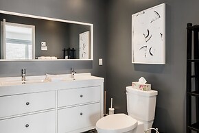 Commodious Condominium in Tranquil Lakeside Setting