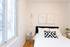 Charming Montreal 3 bdr Apartment Next to Subway