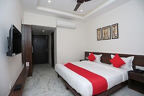 OYO Flagship 18533 Tulip Inn