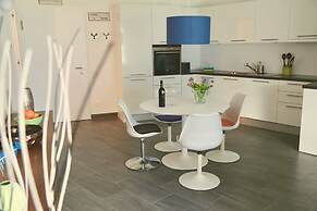 Beautiful Lake-view Apartment