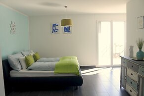 Beautiful Lake-view Apartment