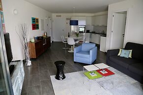 Beautiful Lake-view Apartment