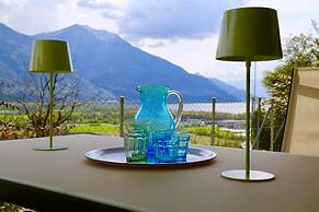 Beautiful Lake-view Apartment