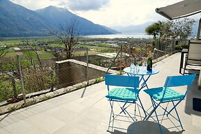 Beautiful Lake-view Apartment