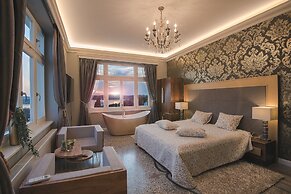 Arena & Seaview Luxurious Residence