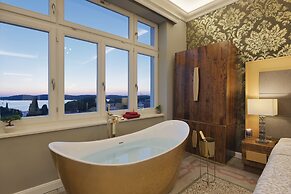 Arena & Seaview Luxurious Residence