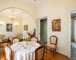 Classic Central Athinian Apartment