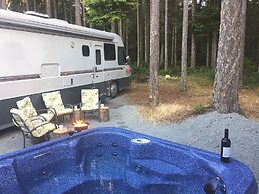 The Great Escape-Shirley with Hot Tub
