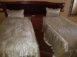 Zuus Lodge & Tours