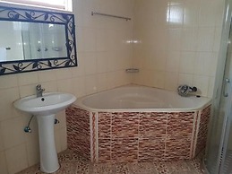Zuus Lodge & Tours