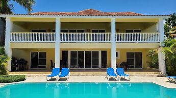 Villa Hermosa a Spacious Villa Close to Downtown