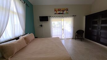Villa Hermosa a Spacious Villa Close to Downtown