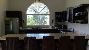 Villa Hermosa a Spacious Villa Close to Downtown
