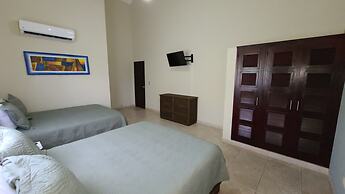 Villa Hermosa a Spacious Villa Close to Downtown