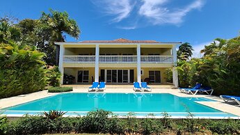 Villa Hermosa a Spacious Villa Close to Downtown