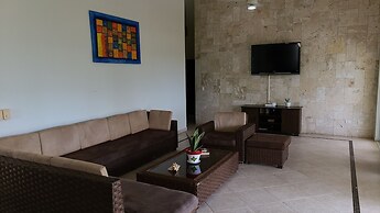 Villa Hermosa a Spacious Villa Close to Downtown