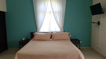 Villa Hermosa a Spacious Villa Close to Downtown