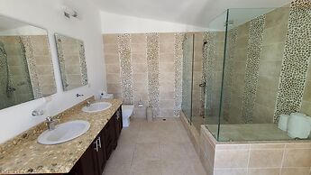 Villa Hermosa a Spacious Villa Close to Downtown