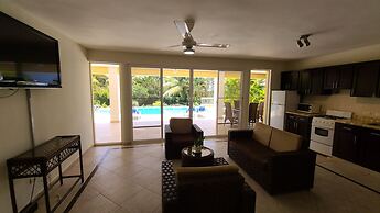 Villa Hermosa a Spacious Villa Close to Downtown