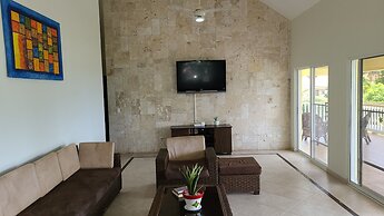 Villa Hermosa a Spacious Villa Close to Downtown