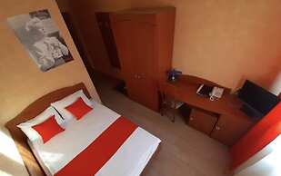 MaxRooms Volga Hollywood