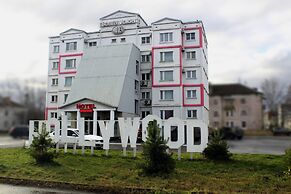 MaxRooms Volga Hollywood