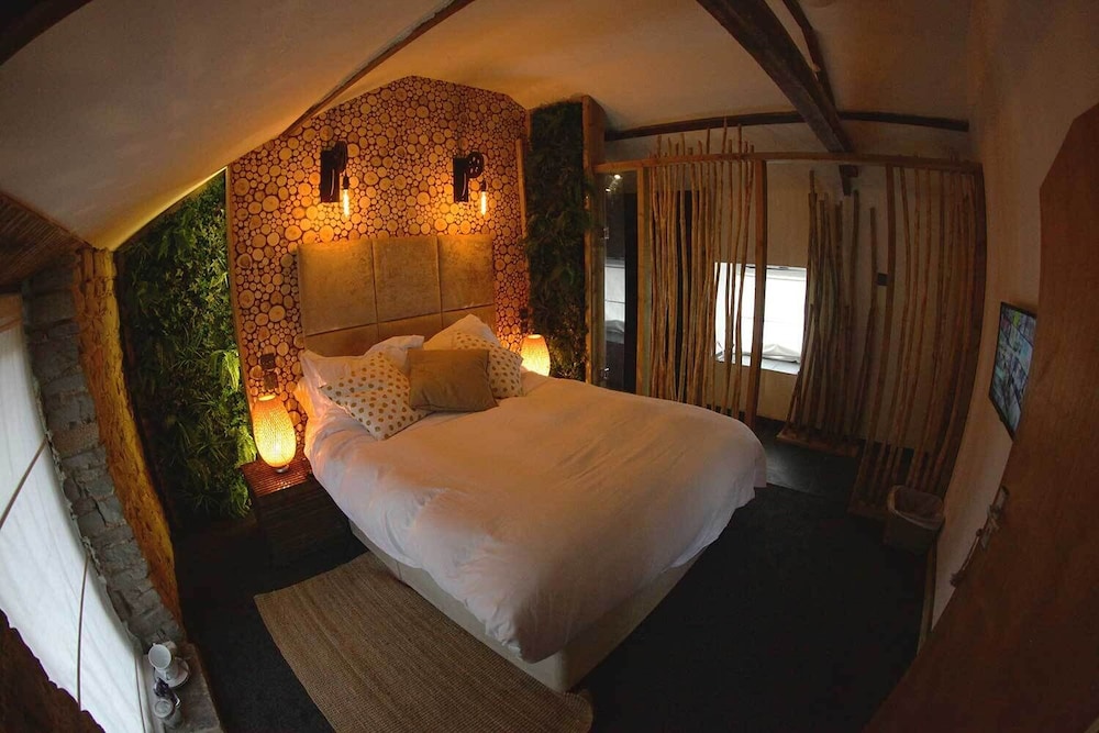 The Lodge Rooms