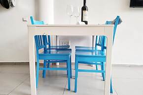 AirTLV Centrally Located Studio With Gallery